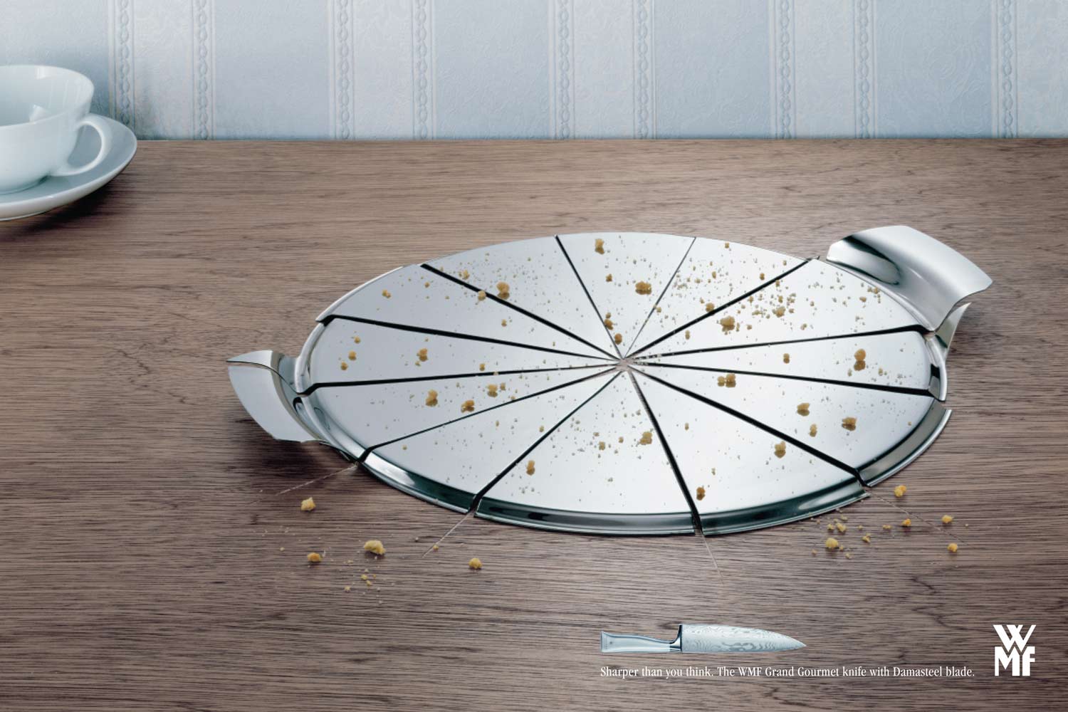 WMF Inseratkampagne Sharper than you think. Zerschnittende Tortenplatte